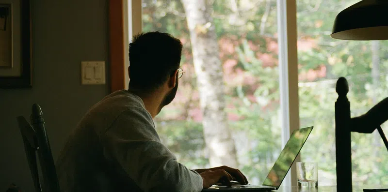Como trabalhar home office para empresas estrangeiras: onde achar vagas e quem contrata brasileiros