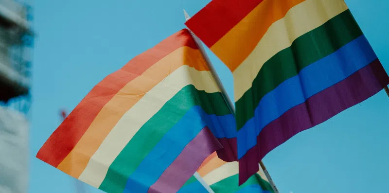 9 bolsas de estudo no exterior para estudantes LGBTQ+