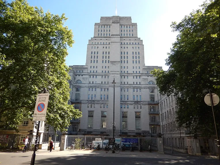 A Senate House Library faz parte da Universidade de Londres