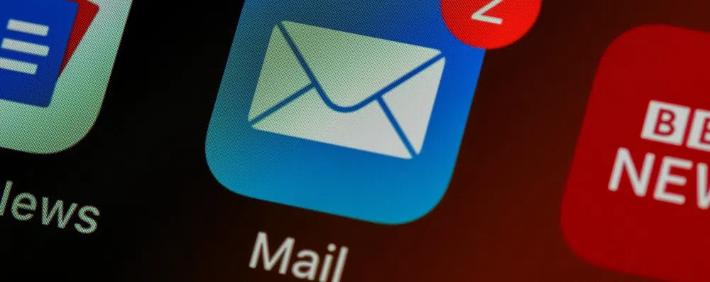 E-mail em inglês: guia completo com modelos prontos