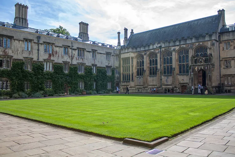 A Exeter College de Oxford tem muitos cursos de Ciências Naturais