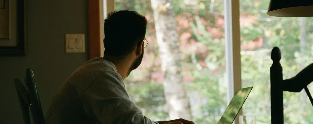 Como trabalhar home office para empresas estrangeiras: onde achar vagas e quem contrata brasileiros