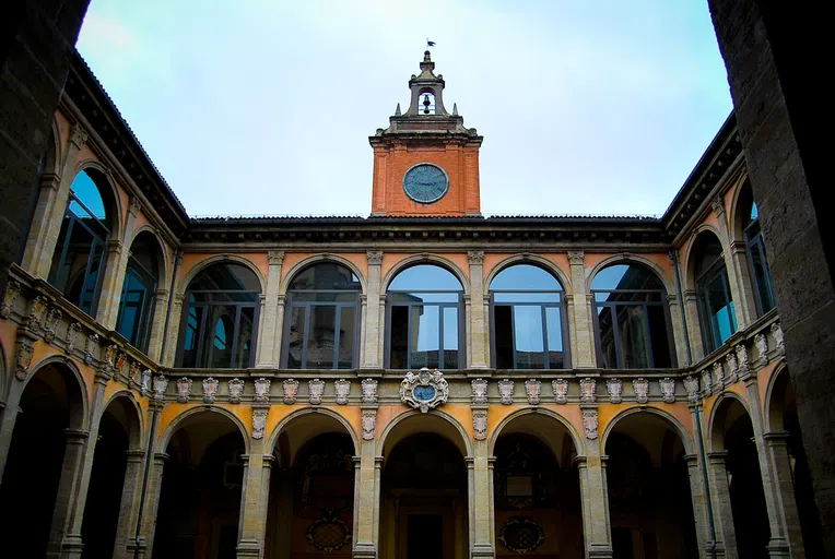 Universidade-de-Bolonha-é-uma-das-universidades-mais-bonitas-do-mundo