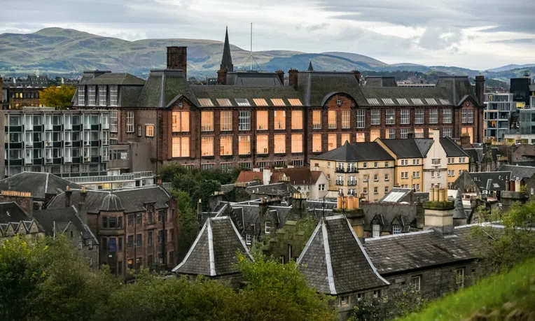 melhores-universidades-no-litoral-do-reino-unido-edimburgo