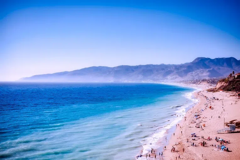 A USC fica próxima à praia de Malibu