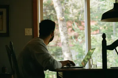 Como trabalhar home office para empresas estrangeiras: onde achar vagas e quem contrata brasileiros