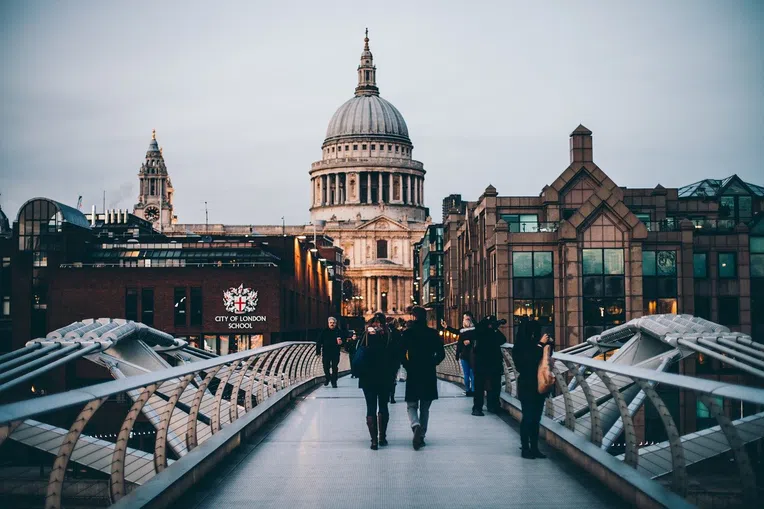 Dividir acomodações em Londres pode ser uma maneira de economizar no intercâmbio na Inglaterra