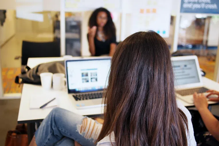 Oportunidade de até 16 mil dólares para mulheres
