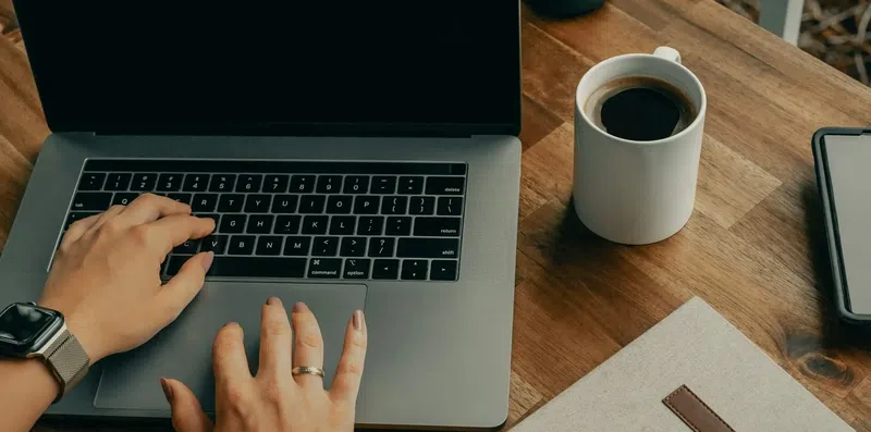 É permitido trabalhar durante o intercâmbio? Entenda tudo