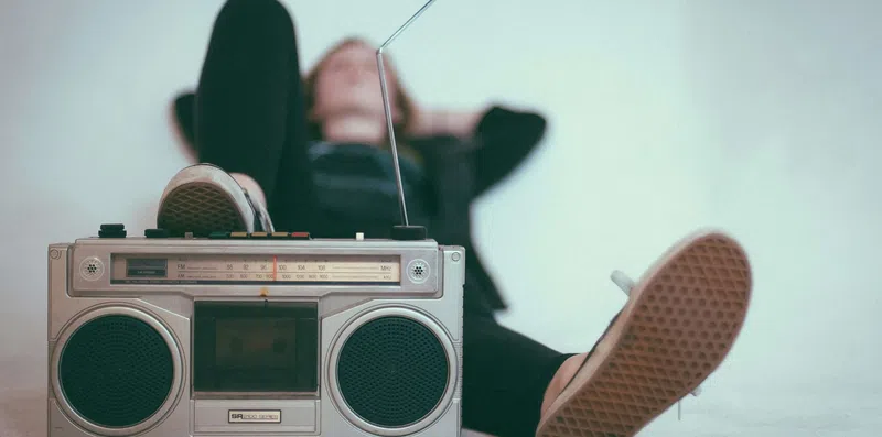 Como aprender espanhol com música: guia prático
