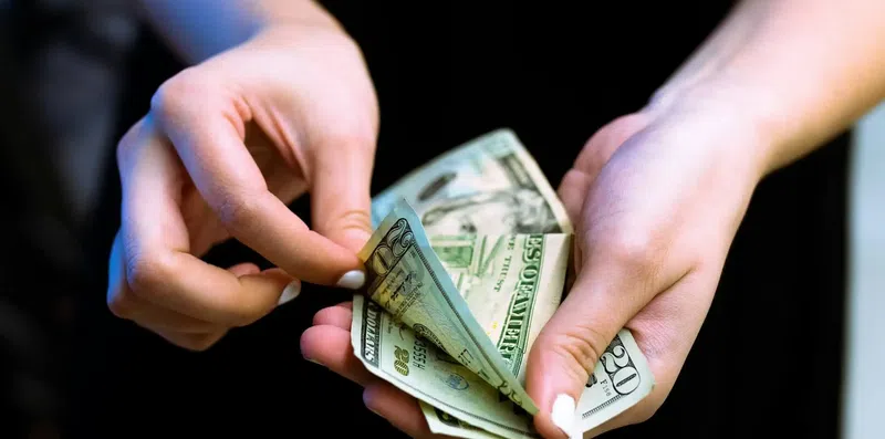 Finanças no exterior: conta, cartão e câmbio sem medo
