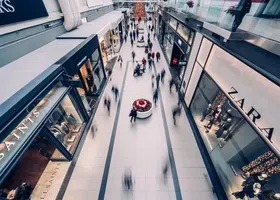 Sai do campus para fazer algumas compras.